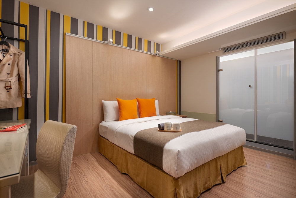 SUPERIOR, DOUBLE BED, NO WINDOW, BATHTUB