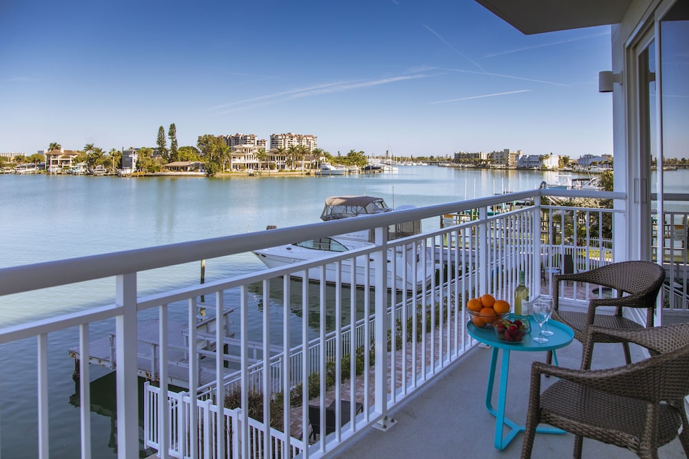 Provident Oceana Beachfront Suites 4/77