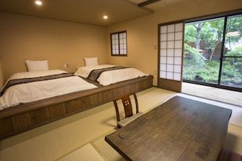 Japanese Western, Shared Bathroom