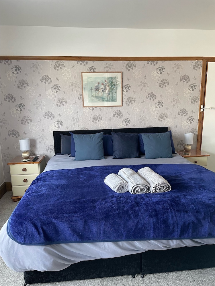 Whiteways Hotel 8/34