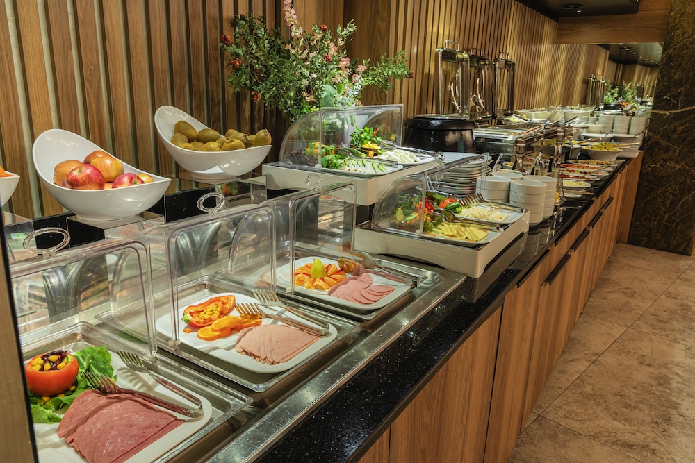 Ayramin Deluxe Hotel 66/78