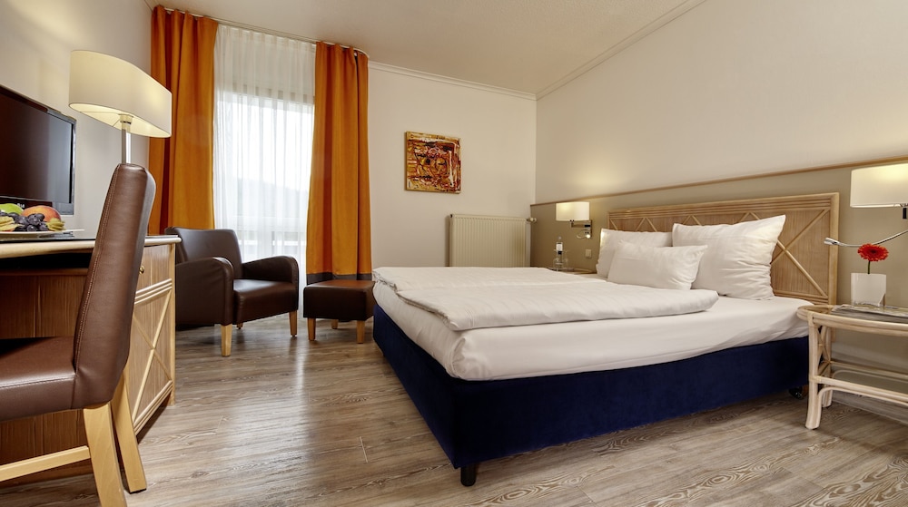 Basic, Queen Bed