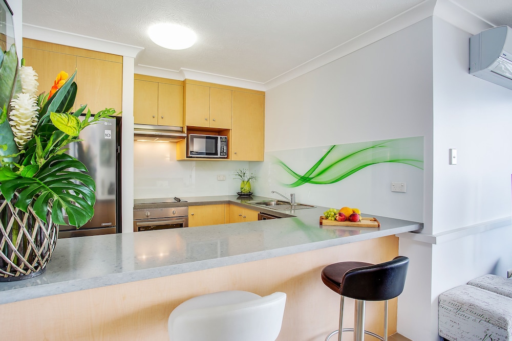 Pacific Resort Broadbeach 10/77