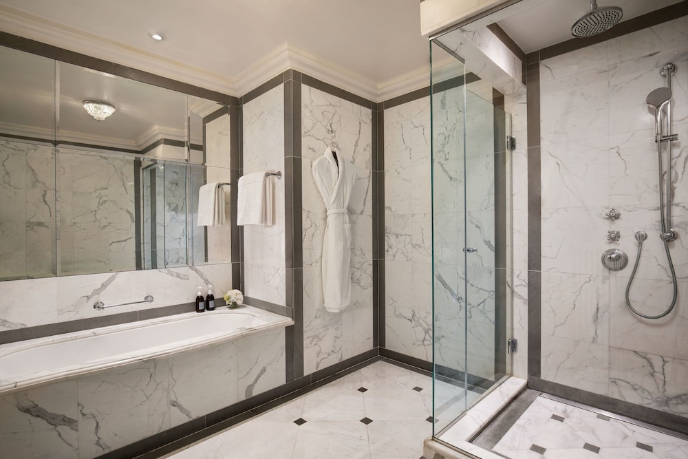جناح ملكي بسرير كينج بإطلالة على النهر بشرفة، The St Regis Florence 6/7