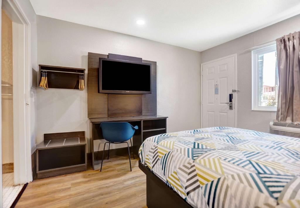 غرفة بسرير كينج، Motel6 San Bernardino, CA - North 8/10