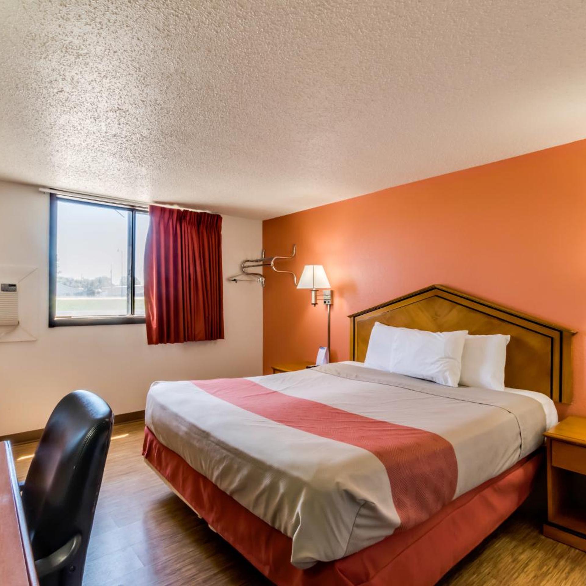 1 King Bed - Smoking, Micfridge، Motel6 Albert Lea, MN 7/10