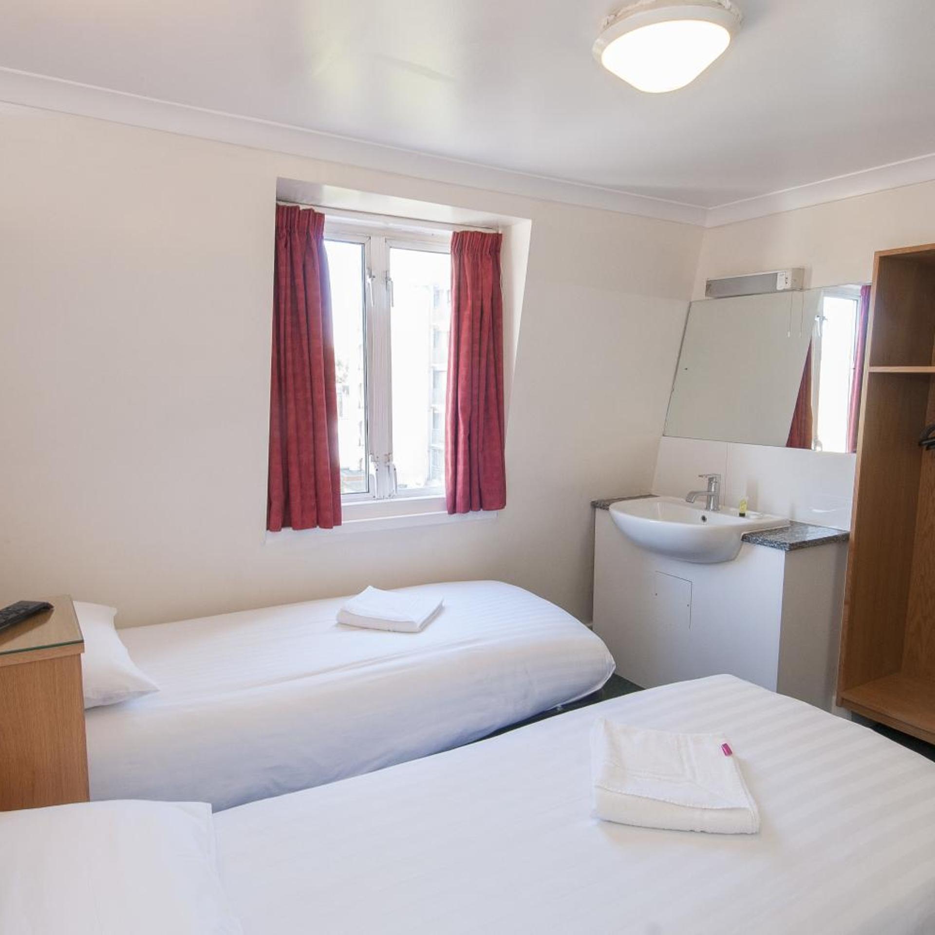 ROOM, TWIN BEDS