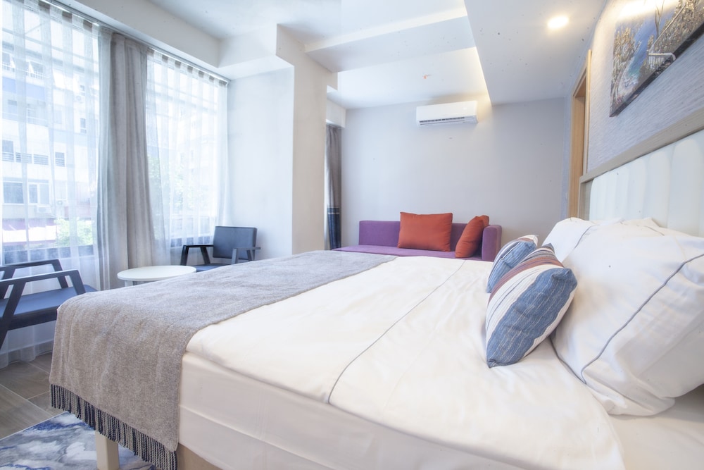 LUXURY, QUEEN BED, CITY VIEW