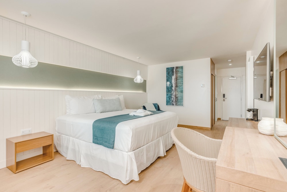Courtyard, King Bed, Balcony، Fort George Hotel And Spa 5/6