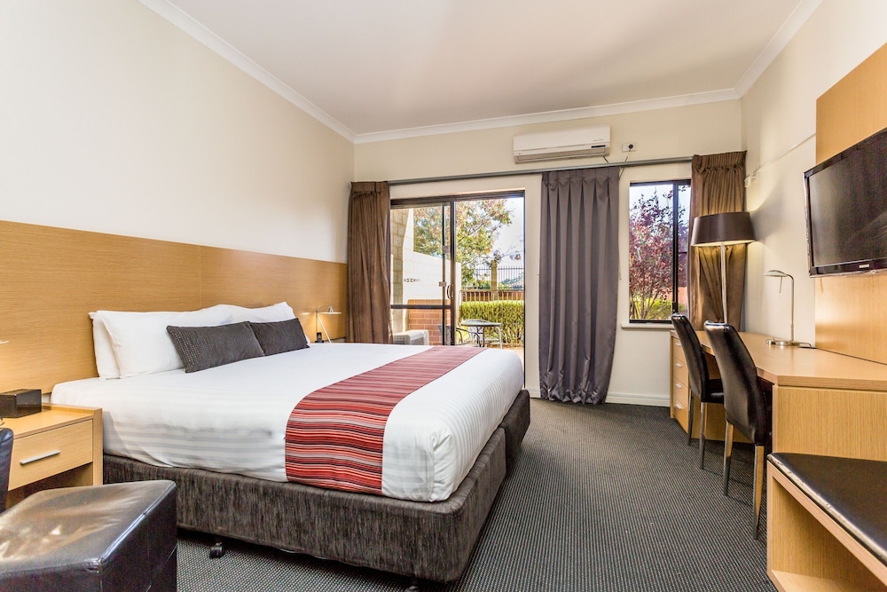 DELUXE, KING BED