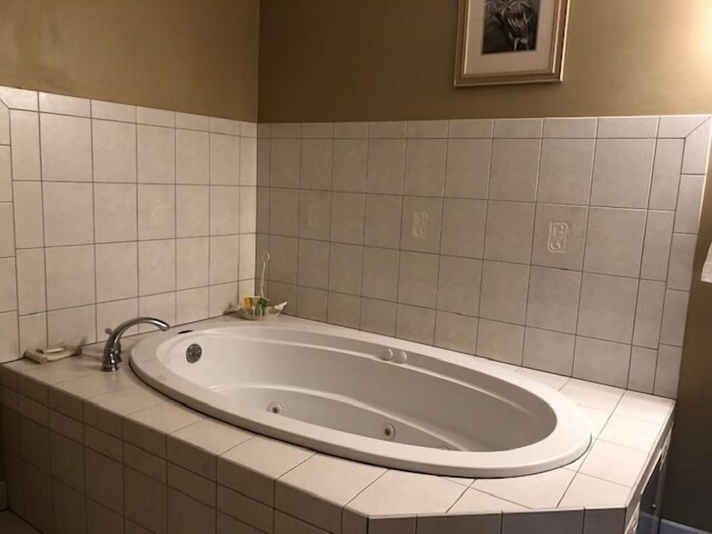 Camelot Restaurant Inn 46/50