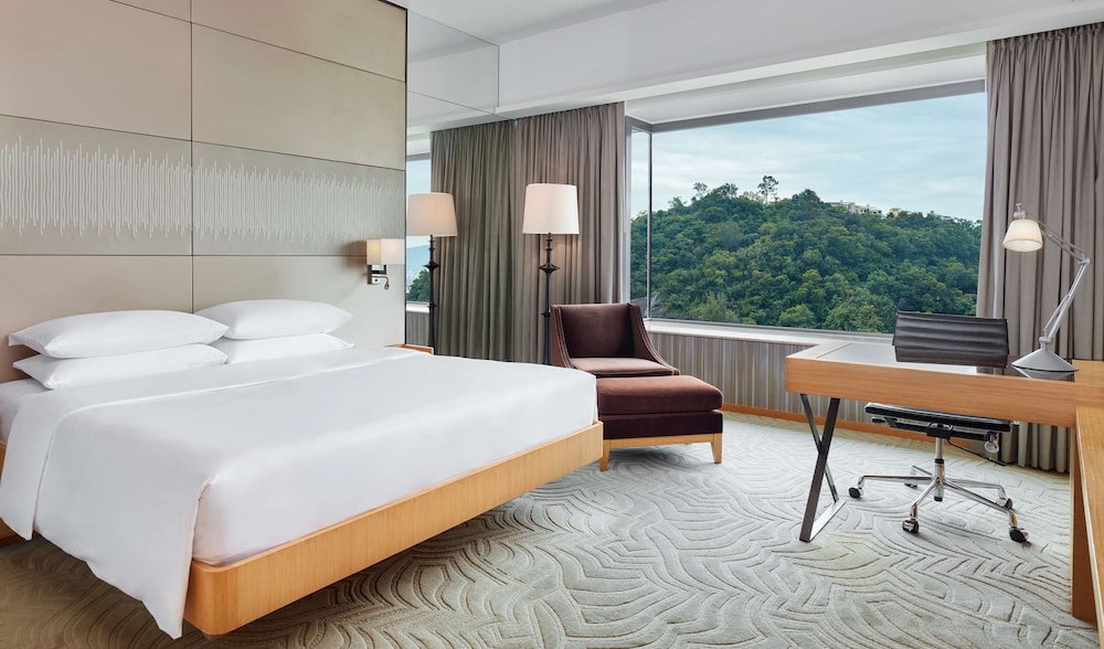 ROOM, KING BED