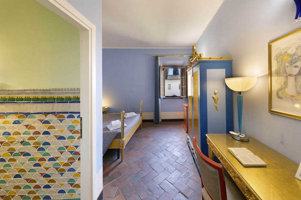 غرفة تنفيذية بسريرين منفصلين بإطلالة على الحديقة مع أريكة، Villa Castiglione 8/8