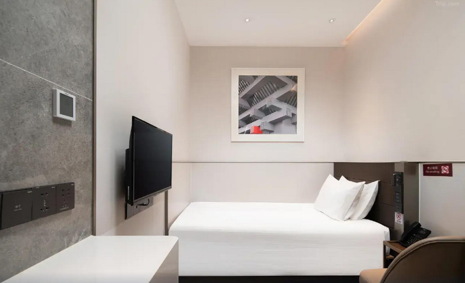 Room, Queen Bed, No Window