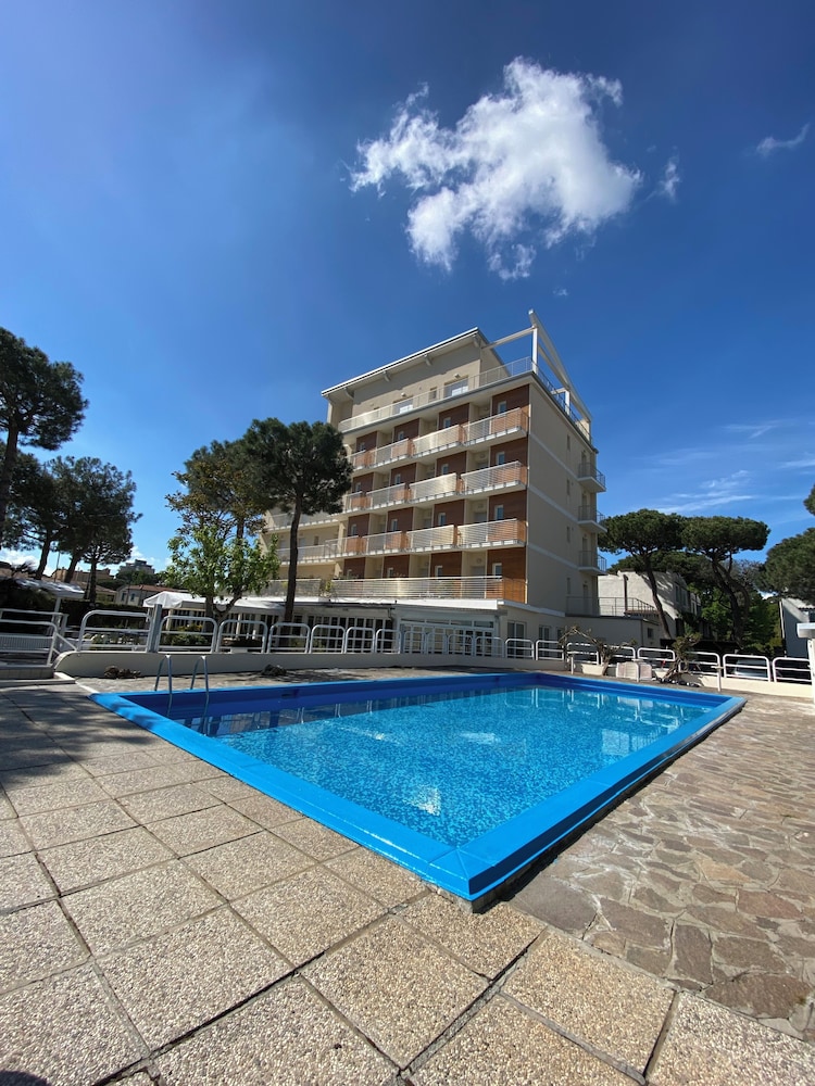 Franca Hotel 5/50