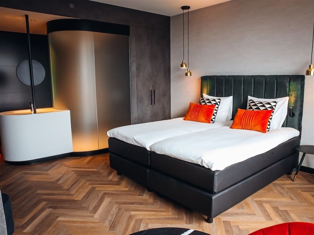 DELUXE, TWIN BEDS