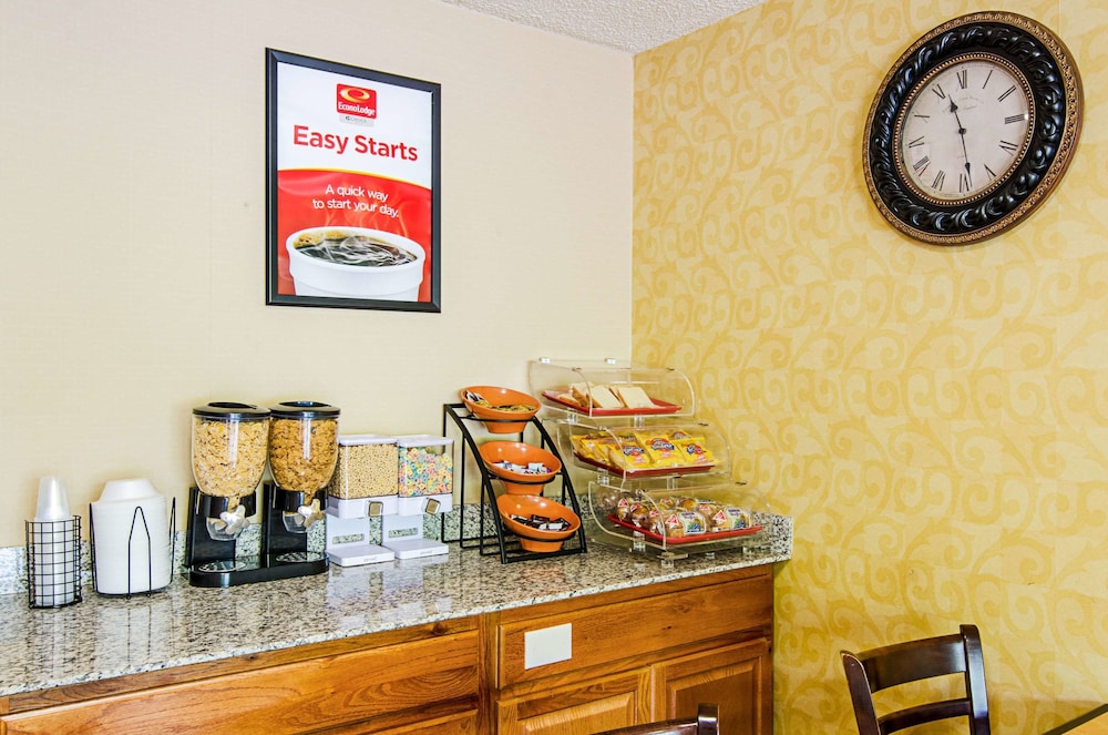 Econo Lodge Lynchburg, VA 33/50