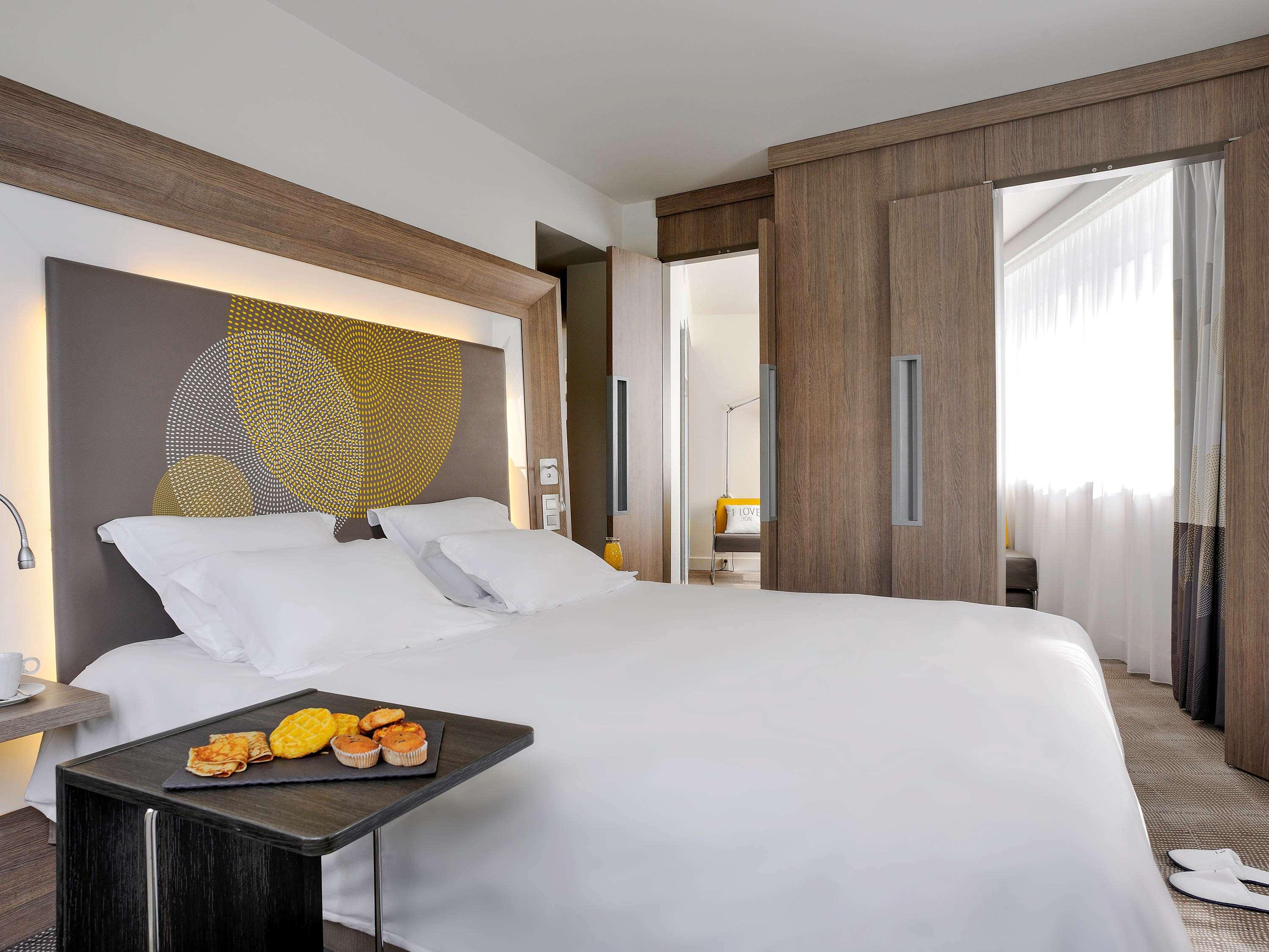 SUITE, DOUBLE BED, SOFA
