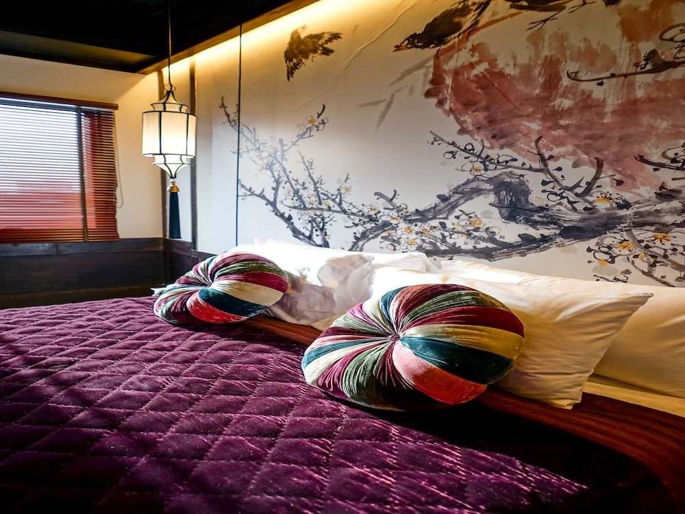 EXCLUSIVE, QUEEN BED