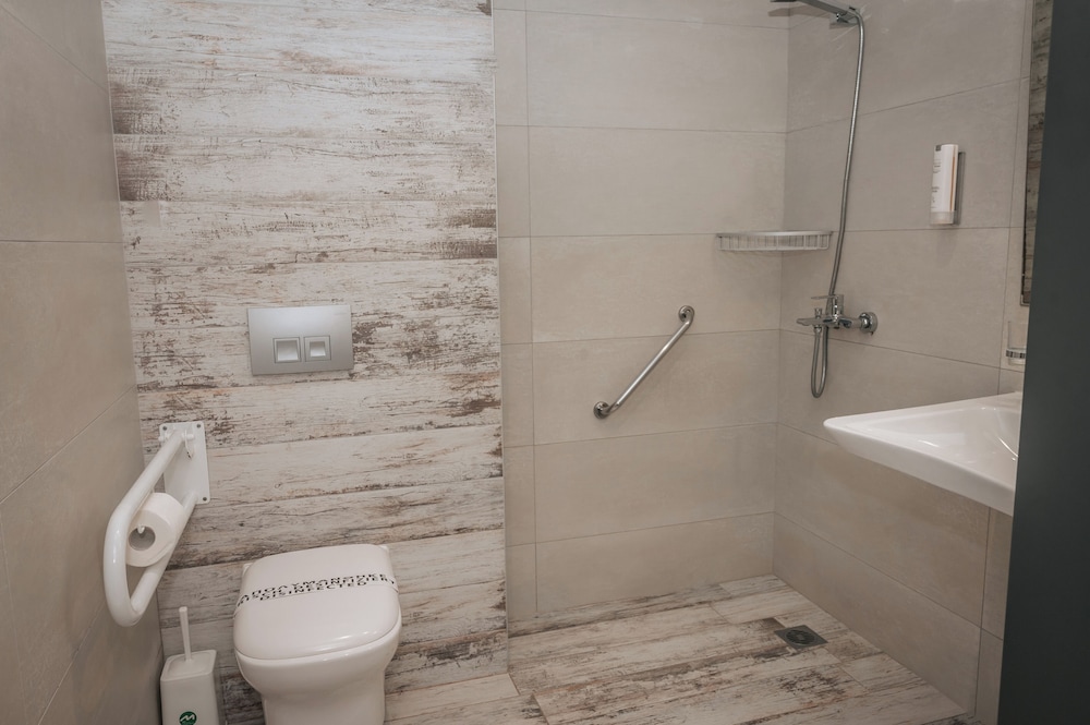 غرفة قياسية ثلاثية بسرير كوين وسرير فردي، Elizabeth Queen Luxury Rooms 4/5
