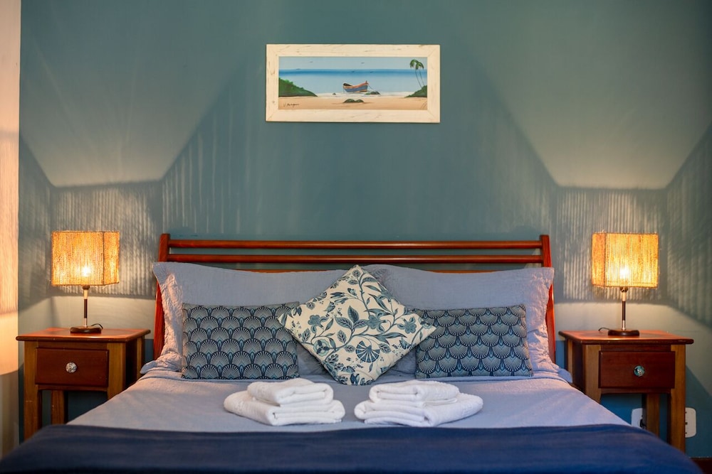 ROOM, TWIN BEDS