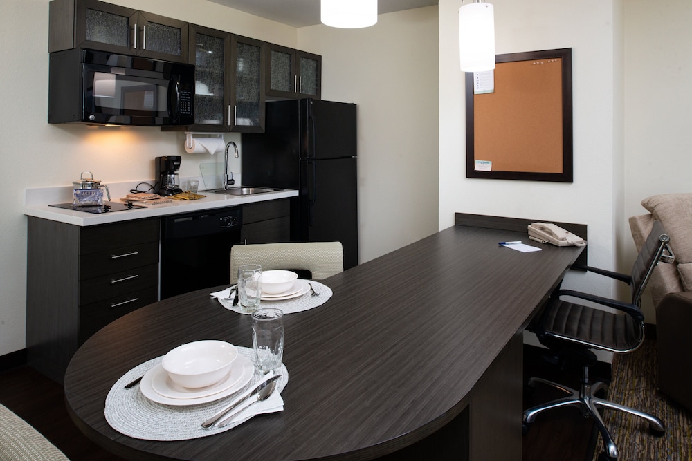 CANDLEWOOD SUITES OLATHE 48/56