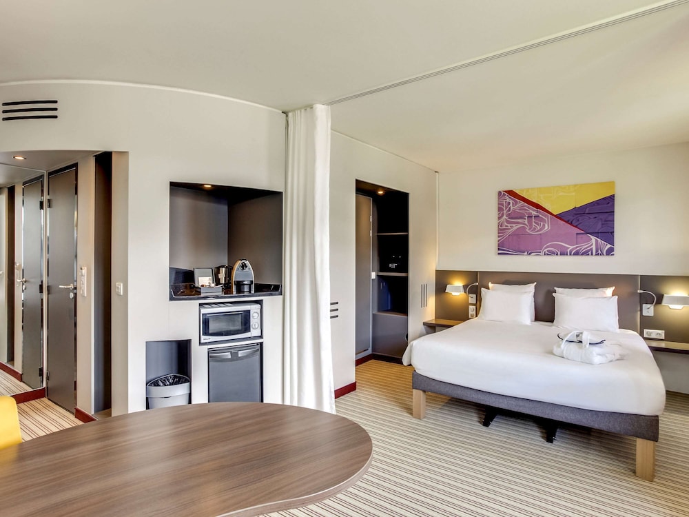 غرفة تنفيذية ثلاثية بسرير مزدوج مع أريكة، Novotel Suites Paris Stade De France 6/10