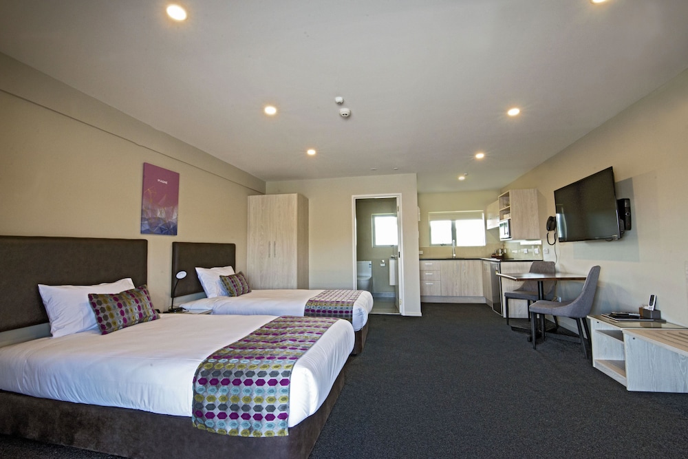 Ellerslie Palms Motel 21/68