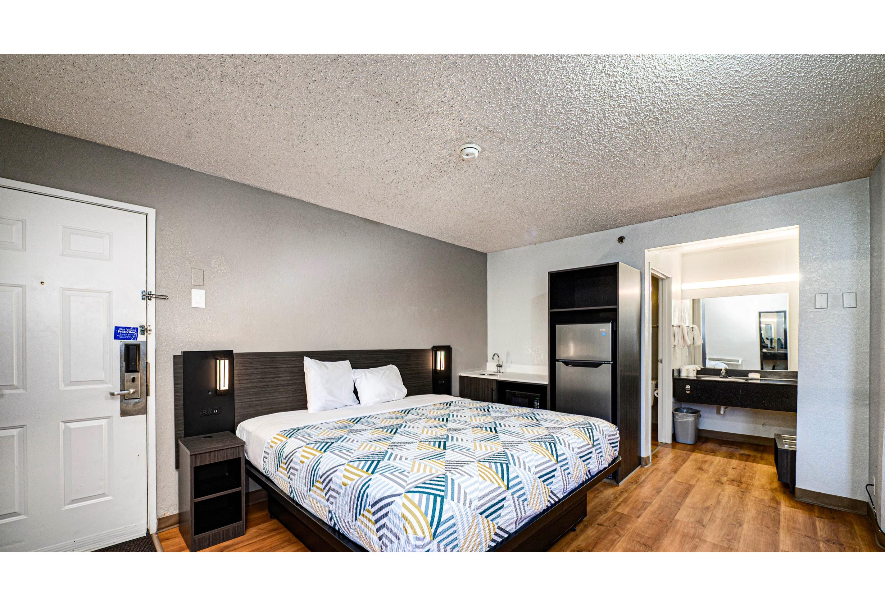 1 Queen Bed - ADA/RI Shower/Micfridge