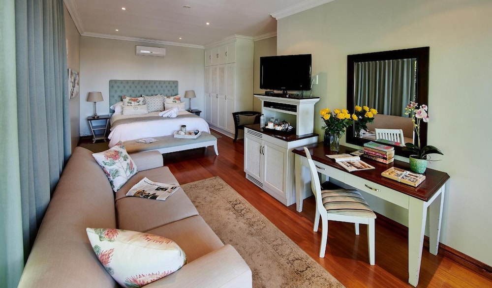 The Hamptons Guest House 11/50