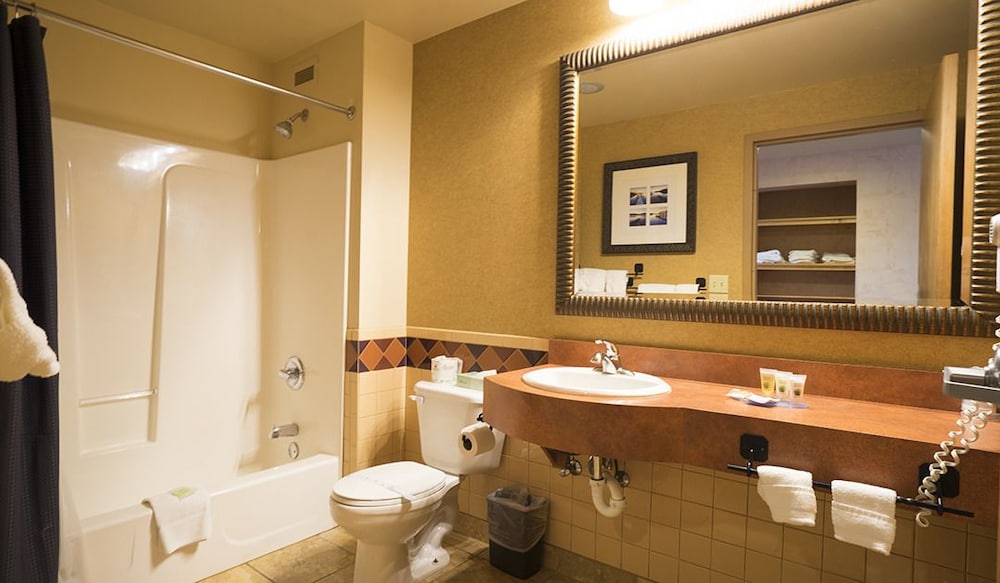 Robinson Rancheria Resort and Casino 26/28
