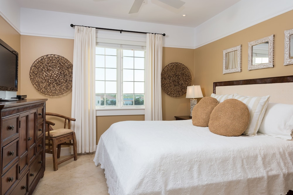 BIANCA SANDS ON GRACE BAY 28/78
