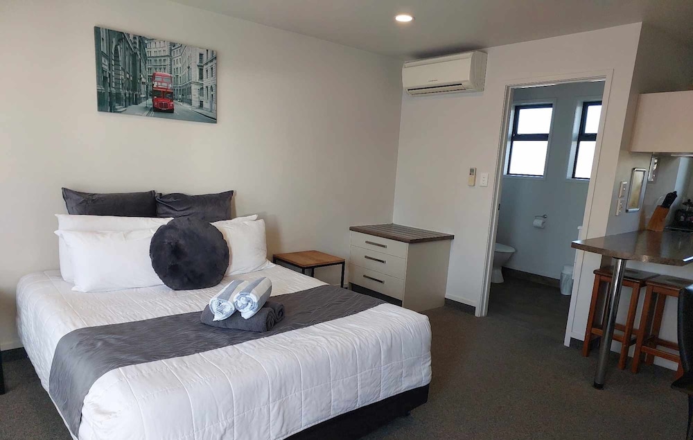 Motel, Studio, Queen Bed