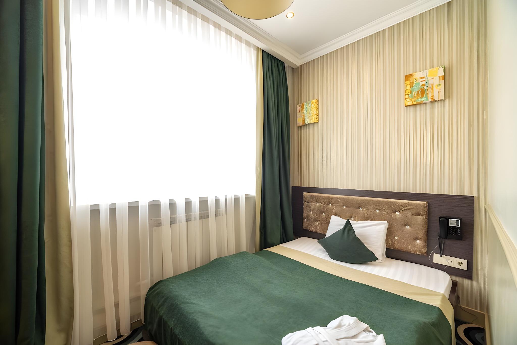 ROOM, SINGLE
