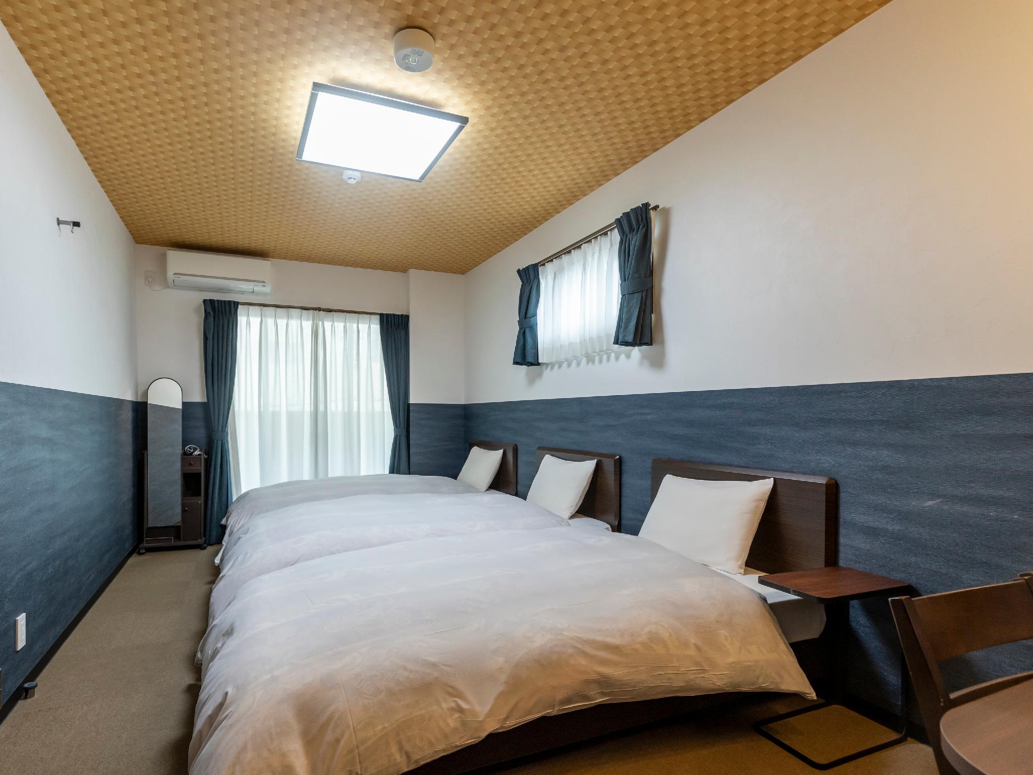 Room, Triple