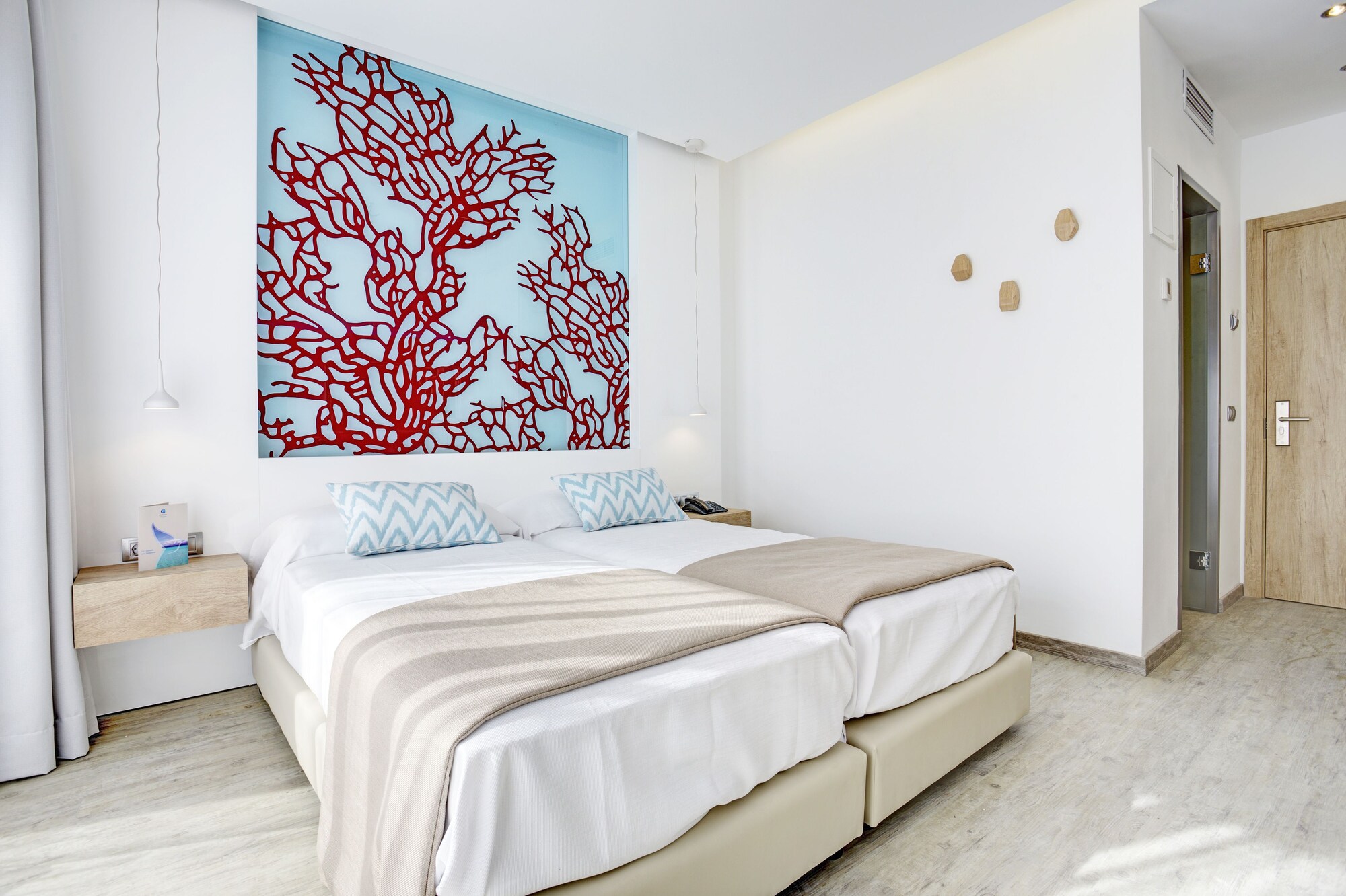 ROOM, DOUBLE BED, PARTIAL SEA VIEW, BALCONY