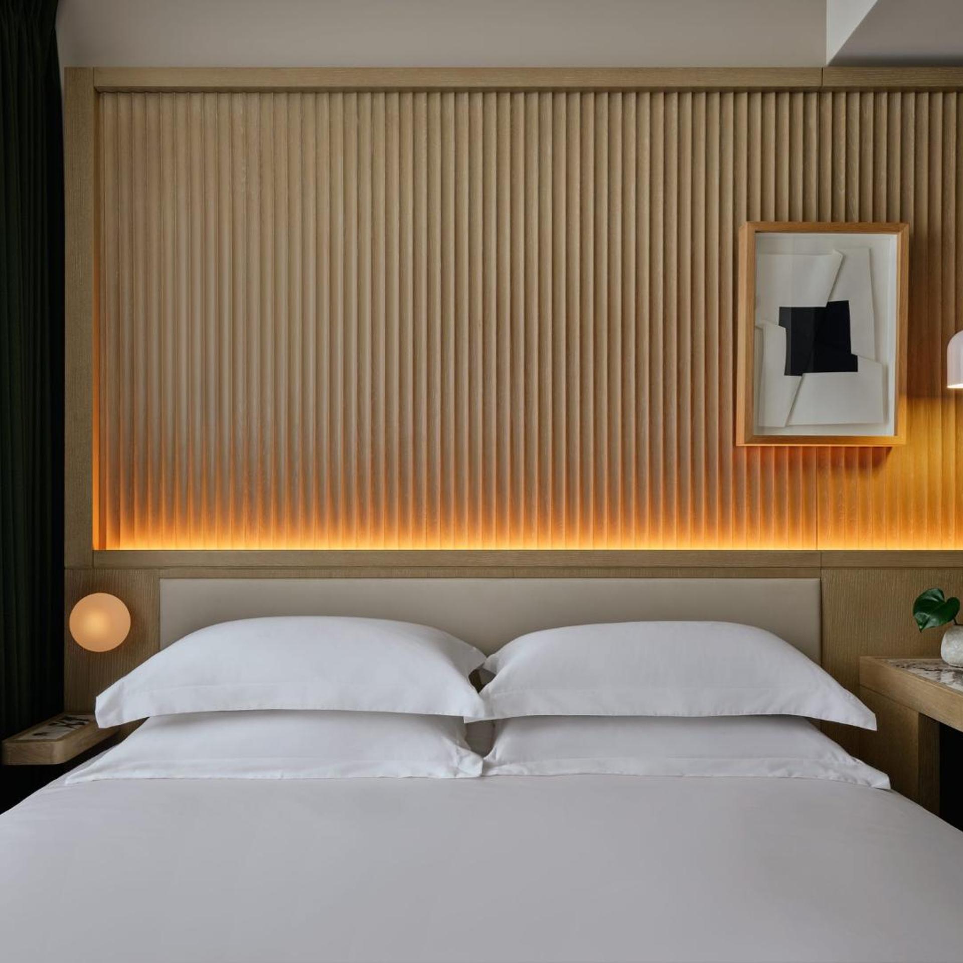Essential, Queen Bed