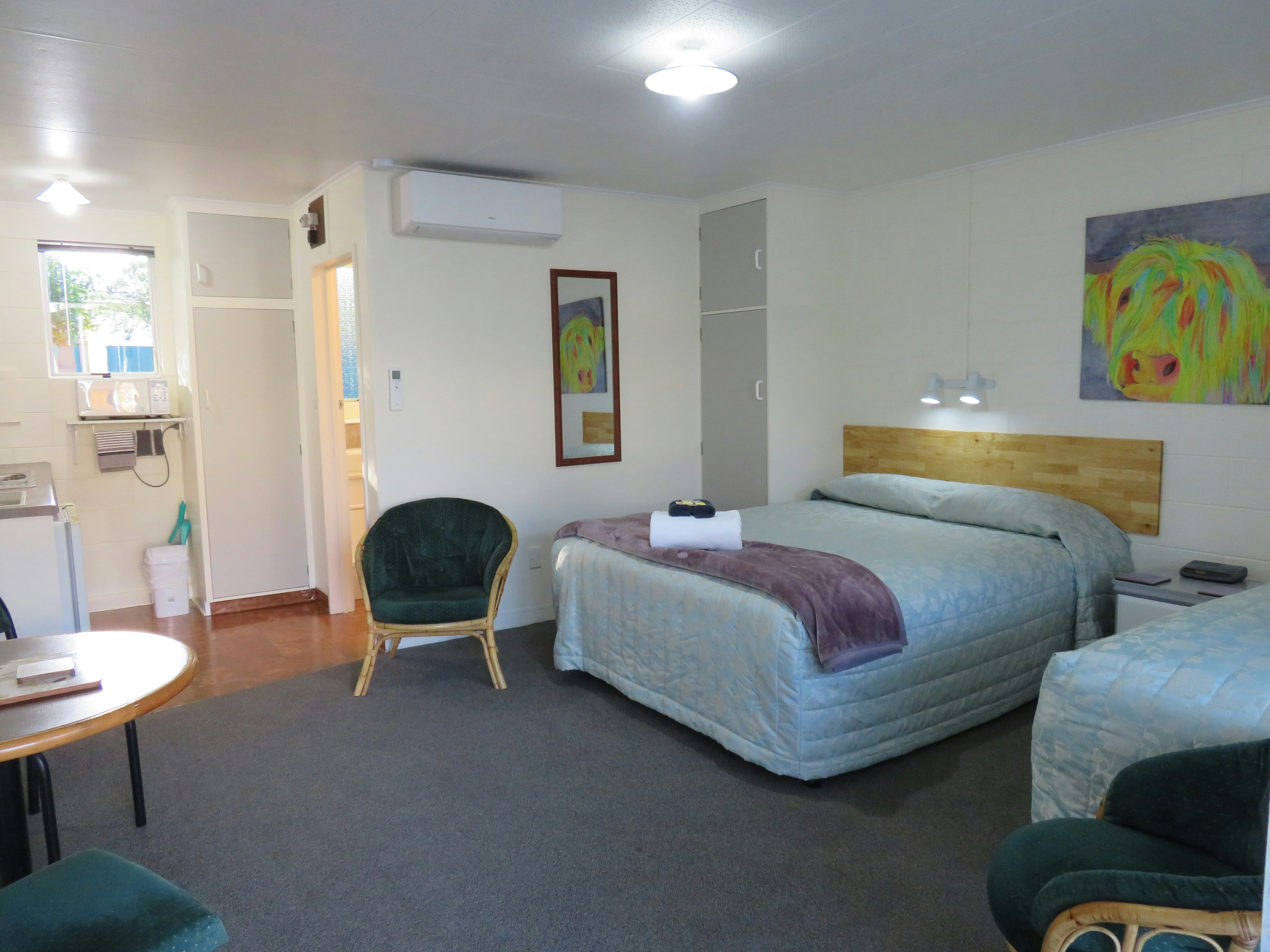Commodore Court Motel 19/76