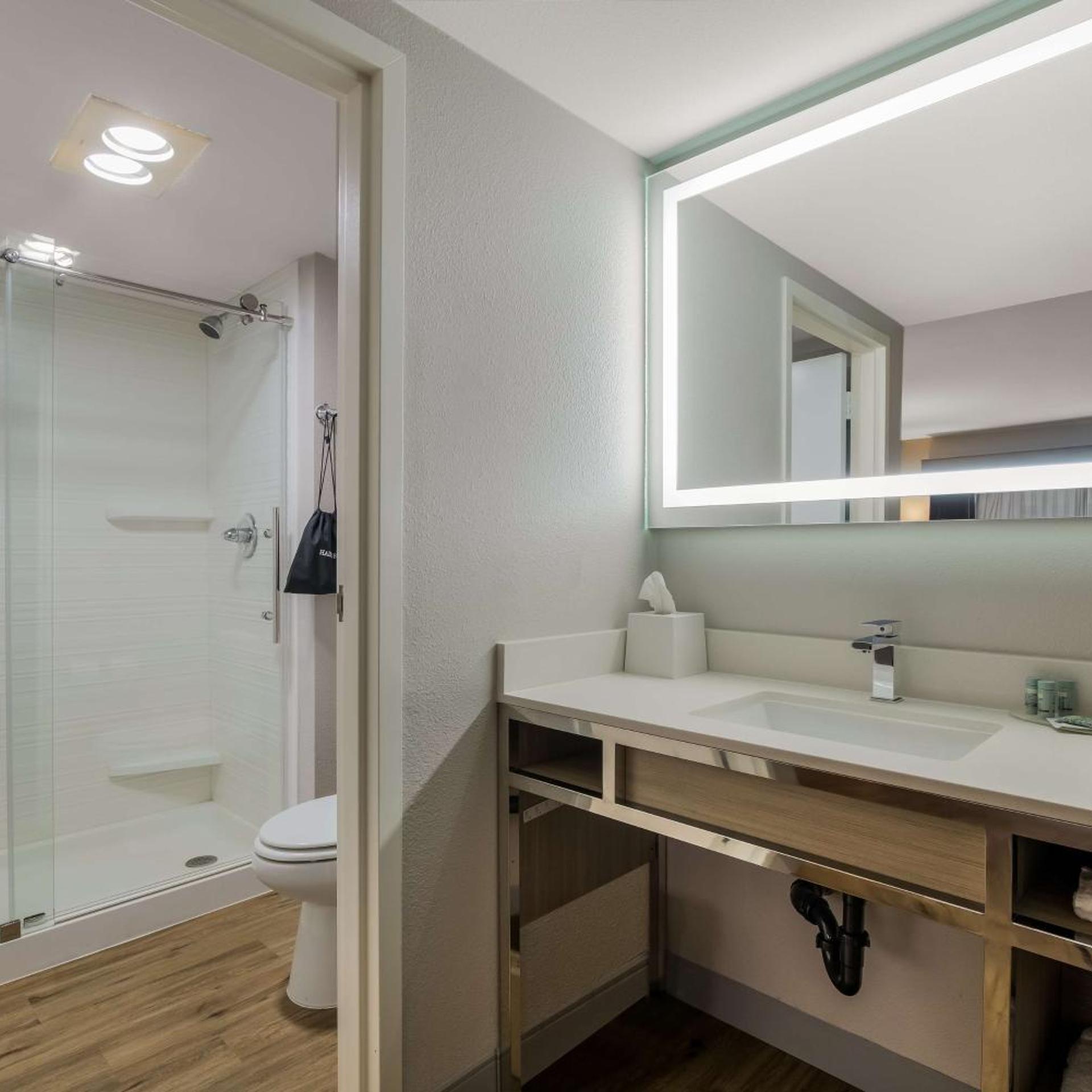 Room, King Bed, 2 Queen Beds, Freeway Side، Best Western Diamond Bar Hotel & Suites 4/4
