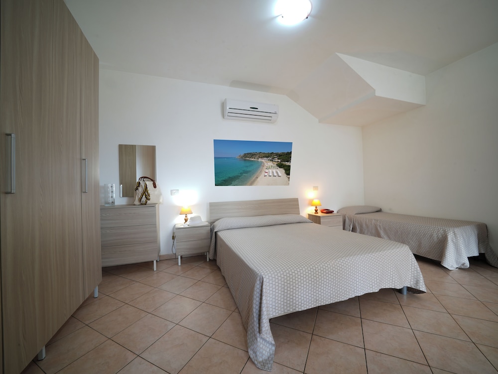 Mono, Basic, Studio, 1 Double and 1 Single Bed