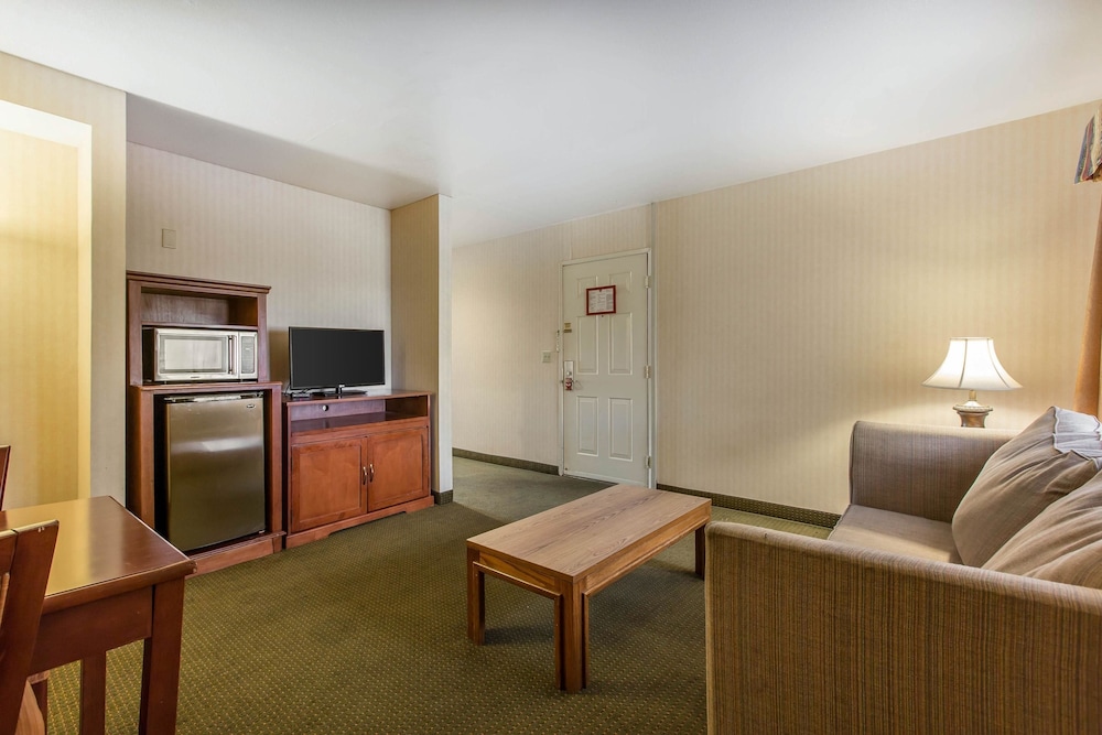 Econo Lodge Inn & Suites Riverside Corona 25/34