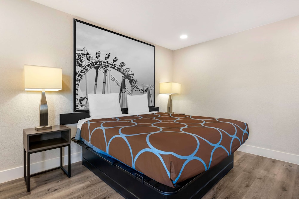 ROOM, KING BED