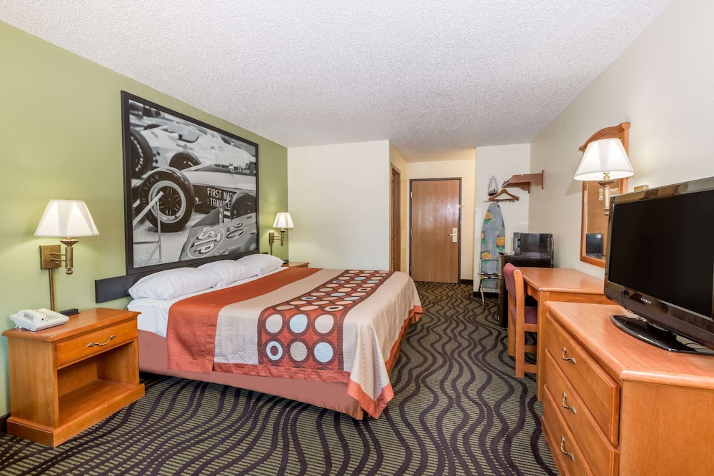Super 8 by Wyndham Newton 13/32