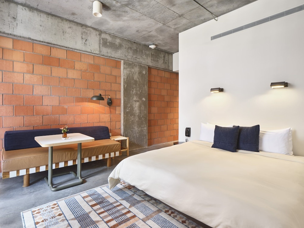 ROOM, KING BED, ACCESSIBLE