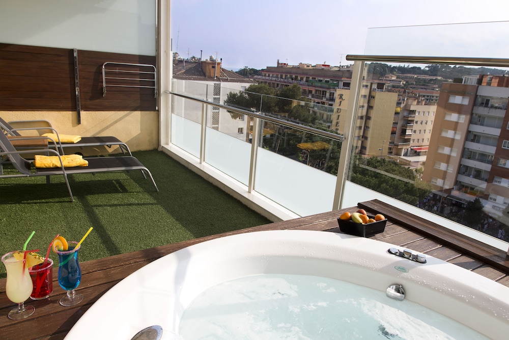 GHT Oasis Park & Spa 9/66