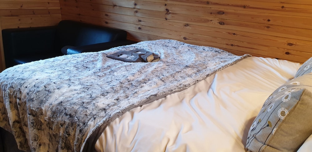The Little Hide - Grown Up Glamping 21/50