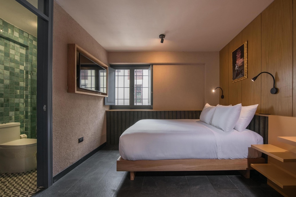 ROOM, QUEEN BED