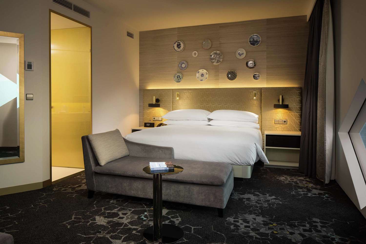 Suite, King Bed, Airport View, Lounge Access