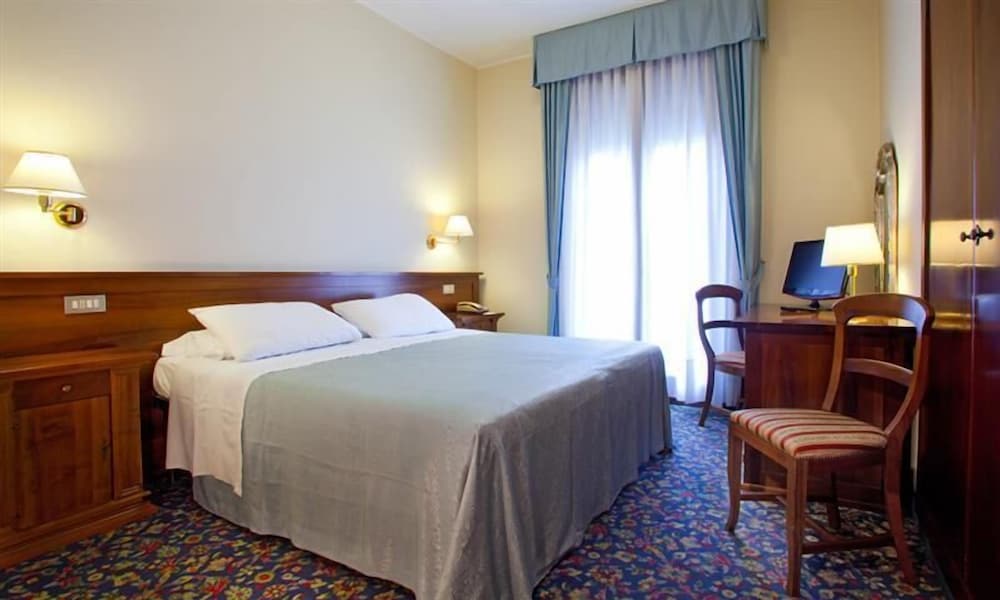 ROOM, DOUBLE BED