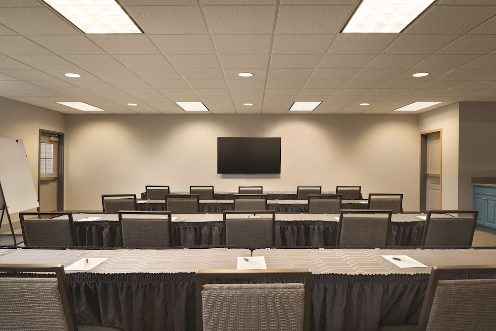 Country Inn and Suites by Radisson Coralville IA 25/26